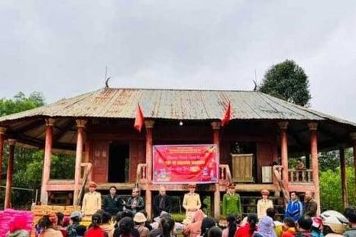 CSGT Thừa Thiên Huế mang Tết sớm đến người dân bản nghèo