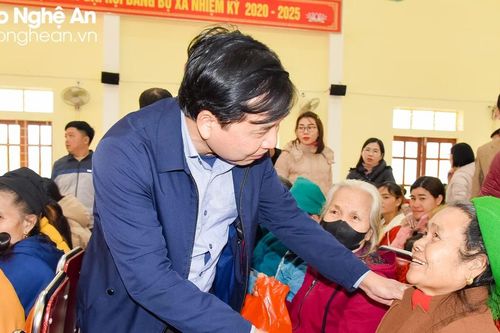 Thường trực Hội đồng nhân dân tỉnh tặng quà Tết tại huyện Quỳ Hợp