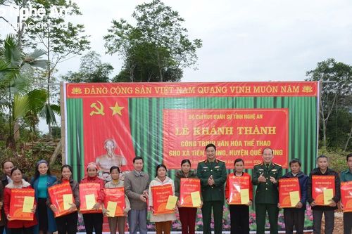 Bộ Chỉ huy Quân sự tỉnh trao tặng công trình văn hóa thể thao cho người dân xã Tiền Phong, huyện Quế Phong