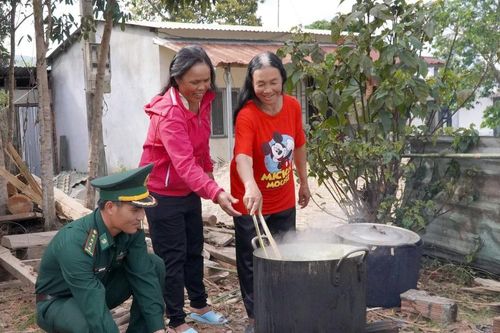 Thắm tình quân dân trong chương trình 'Xuân Biên phòng ấm lòng dân bản'