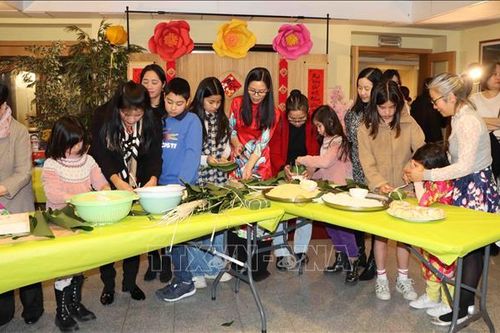 'Gói bánh chưng xanh, đón Xuân như ý' mang Tết cổ truyền đến Bỉ