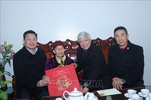 Lãnh đạo Đảng, Nhà nước thăm, tặng quà Tết các đối tượng chính sách, người có công