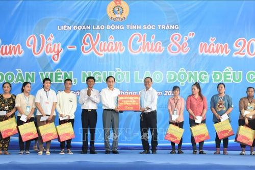 Bí thư Trung ương Đảng Lê Hoài Trung dự chương trình Tết sum vầy với người lao động