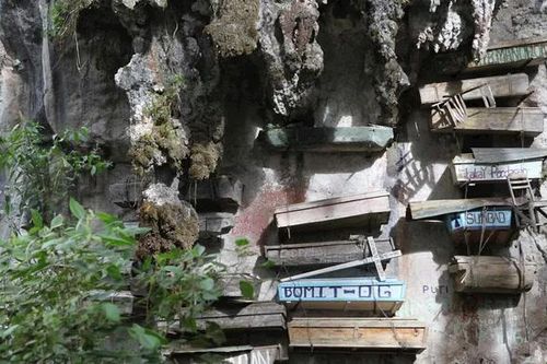 Bí ẩn về tập tục nơi quan tài treo trên vách núi thẳng đứng