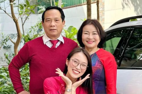 Tài năng và được nhiều người mến mộ, MC Khánh Vy vẫn bị bố đòi đuổi khỏi nhà