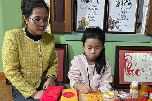 Tiểu nữ sĩ 10 tuổi mê thư pháp và món quà đặc biệt ngày cận Tết