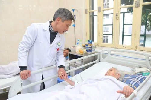 Thay khớp háng thành công cho 2 cụ bà trên dưới 100 tuổi