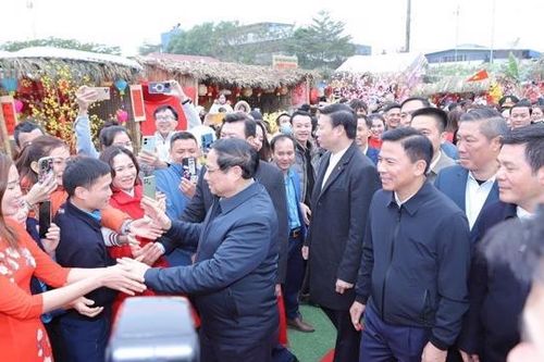Thủ tướng thăm, tặng quà gia đình chính sách, công nhân tại Thanh Hóa