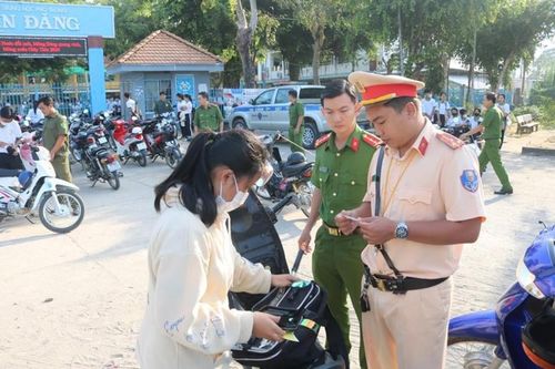 Xử lý 1.271 trường hợp vi phạm giao thông