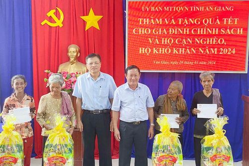 Trao 100 phần quà cho hộ nghèo TX. Tịnh Biên