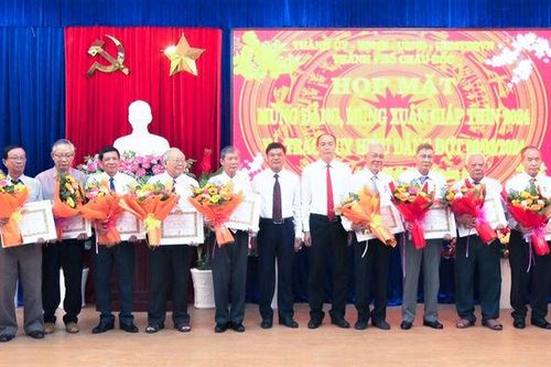Thường trực Thành ủy Châu Đốc trao Huy hiệu Đảng đợt 3/2