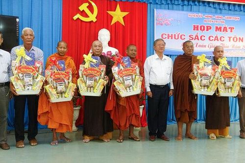 Tri Tôn họp mặt chức sắc các tôn giáo mừng Xuân