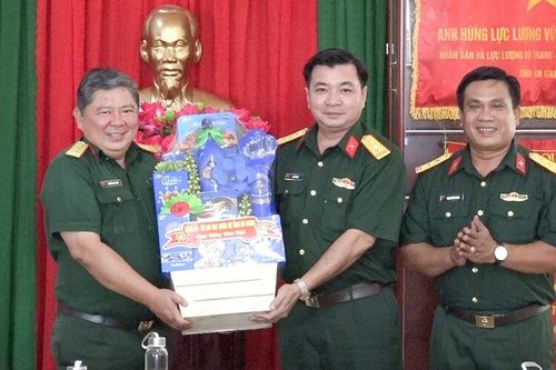 Bộ Tư lệnh Quân khu 9 thăm và chúc Tết lực lượng vũ trang huyện An Phú