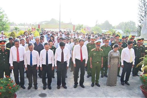 Thường trực Thành ủy Châu Đốc viếng Nhà bia liệt sĩ và họp mặt mừng Đảng, mừng Xuân Giáp Thìn 2024