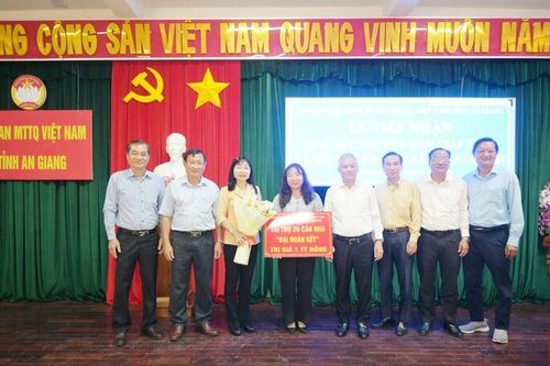 UBMTTQVN tỉnh An Giang tiếp nhận 1.000 phần quà Tết và 20 căn nhà Đại đoàn kết