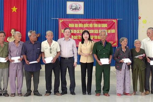 Đoàn Đại biểu Quốc hội tỉnh An Giang trao quà cho hộ nghèo, gia đình chính sách TX. Tân Châu