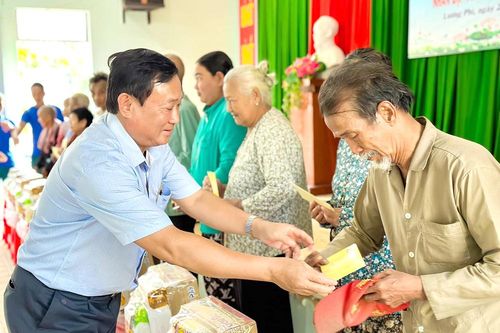 Chủ tịch UBMTTQVN tỉnh An Giang Nguyễn Tiếc Hùng chúc Tết, tặng quà tại Tri Tôn