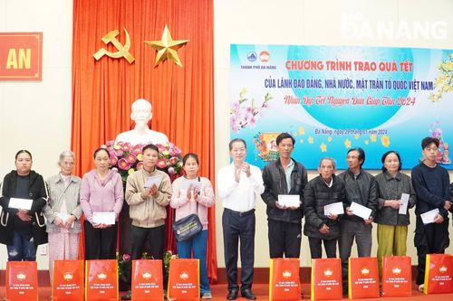 Trao quà Tết cho hộ nghèo, có hoàn cảnh khó khăn