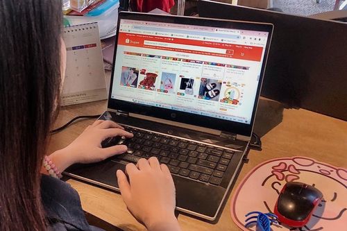 Mua sắm trực tuyến nhộn nhịp dịp Tết
