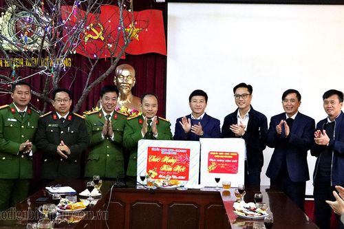 Đồng chí Mùa A Vảng chúc Tết gia đình chính sách huyện Điện Biên Đông