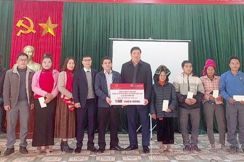 400 suất quà tết tặng hộ nghèo huyện Mường Nhé, Nậm Pồ