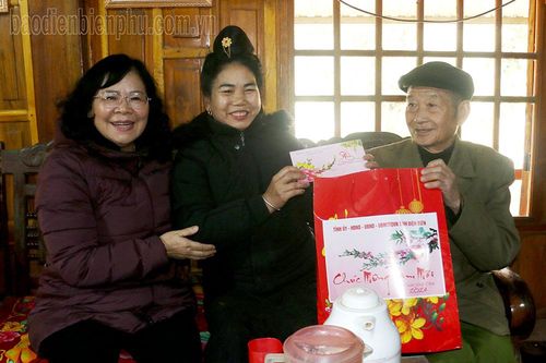 Phó Chủ tịch HĐND tỉnh chúc tết tại huyện Mường Ảng