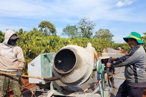 Người dân Groi Wêt chung tay làm đường giao thông