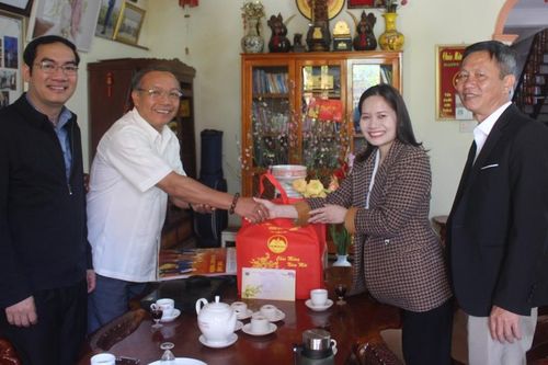 Phó Trưởng đoàn Đại biểu Quốc hội tỉnh Gia Lai Siu Hương thăm, chúc Tết nguyên lãnh đạo Đoàn đại biểu Quốc hội tỉnh