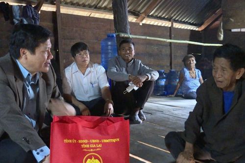 Phó Chủ tịch Thường trực HĐND tỉnh Trương Văn Đạt thăm, tặng quà Tết tại huyện Ia Pa
