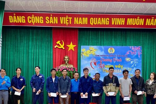 Công đoàn Khu Kinh tế tỉnh tặng quà cho người lao động có hoàn cảnh khó khăn