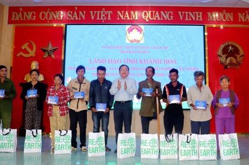 Ông Lê Hữu Hoàng trao tặng quà Tết cho gia đình chính sách, hộ nghèo, hộ cận nghèo xã Ninh Lộc