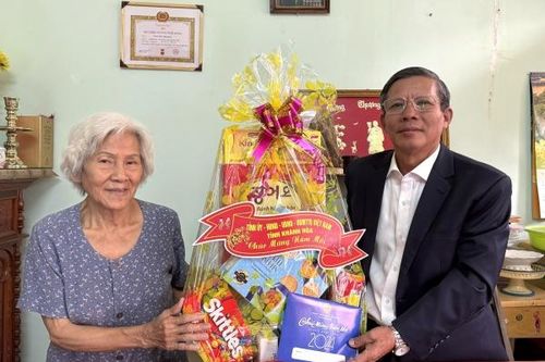 Ông Trần Ngọc Thanh thăm, chúc Tết gia đình các cán bộ chủ chốt của tỉnh đã từ trần