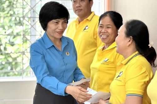 Liên đoàn Lao động tỉnh trao hỗ trợ cho 96 lao động Công ty Cổ phần Giấy Rạng Đông bị giảm giờ làm