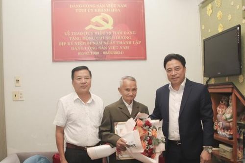 Ông Nguyễn Khắc Toàn - Phó Bí thư Thường trực Tỉnh ủy, Chủ tịch HĐND tỉnh: Trao Huy hiệu Đảng cho đảng viên tiêu biểu TP. Nha Trang