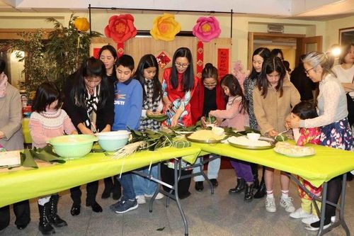 'Gói bánh chưng xanh, đón Xuân như ý' mang Tết cổ truyền đến kiều bào tại Bỉ