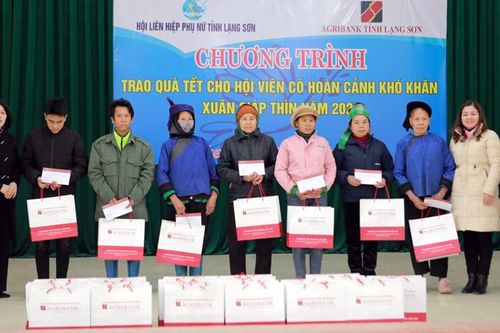 Tặng quà tết phụ nữ có hoàn cảnh khó khăn tại huyện Lộc Bình