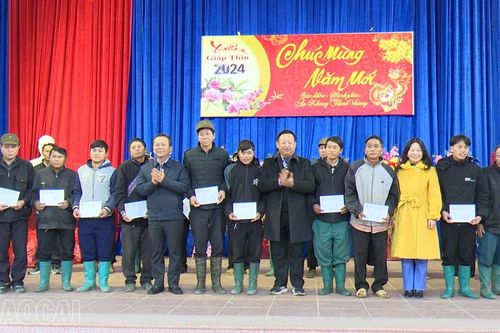 Tặng quà tết cho các gia đình có hoàn cảnh khó khăn tại xã Tả Củ Tỷ