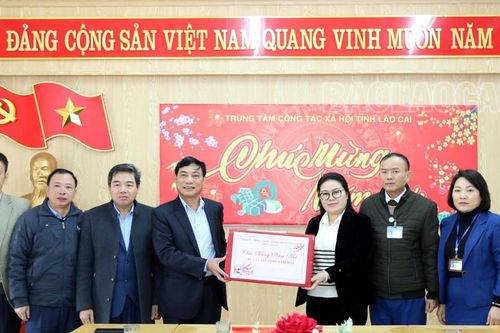 Chủ nhiệm Ủy ban Kiểm tra Tỉnh ủy Nguyễn Văn Phúc tặng quà tết tại thành phố Lào Cai