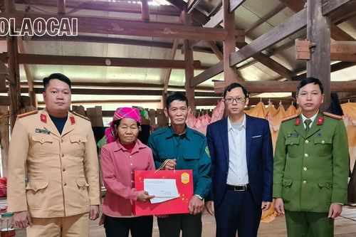 Thăm, tặng quà tết 10 gia đình nạn nhân tai nạn giao thông
