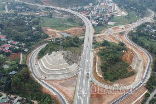 Vận hành thử nút giao IC18 cao tốc Nội Bài - Lào Cai