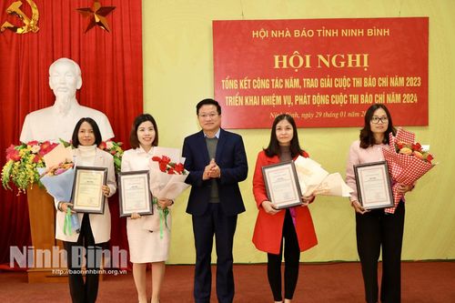 Hội Nhà báo tỉnh triển khai nhiệm vụ năm 2024 và trao giải Cuộc thi 'Báo chí về đề tài xây dựng nông thôn mới tỉnh Ninh Bình năm 2023'
