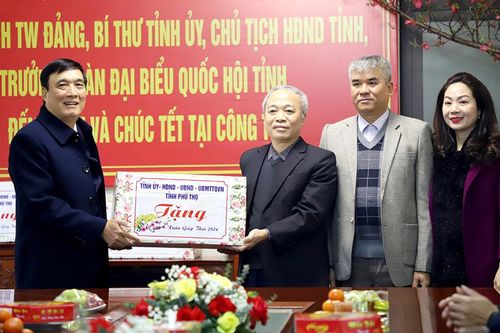 Bí thư Tỉnh ủy Bùi Minh Châu tặng quà Tết tại thành phố Việt Trì
