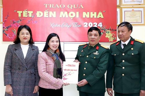 Trao quà 'Tết đến mọi nhà' cho Hội người mù và Hội Nạn nhân chất độc da cam/dioxin
