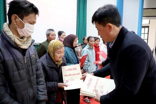 Trao quà 'Tết đến mọi nhà' tại huyện Tam Nông, Thanh Thủy