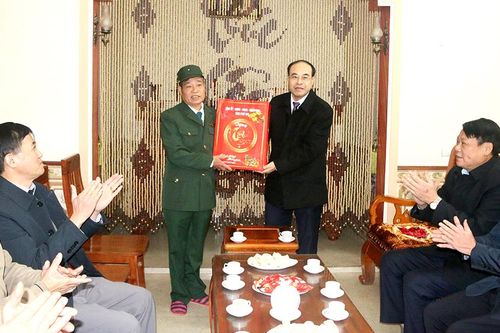 Trưởng ban Tuyên giáo Tỉnh ủy Vi Mạnh Hùng tặng quà Tết tại huyện Tân Sơn