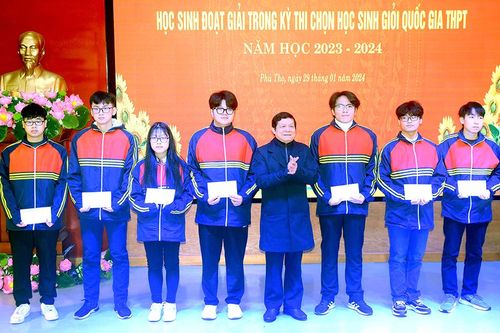 Khen thưởng 70 học sinh đoạt giải trong Kỳ thi chọn học sinh giỏi Quốc gia THPT