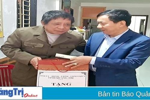 Bí thư Thành ủy Đông Hà Lê Quang Chiến thăm, chúc tết các gia đình chính sách