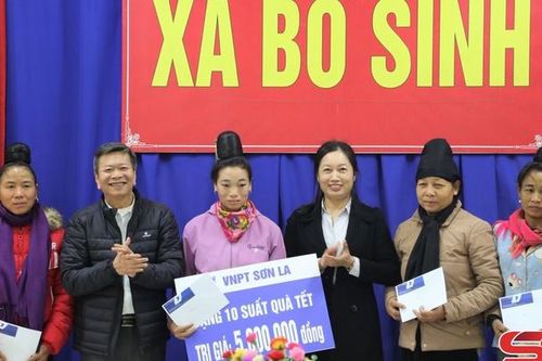 Báo Sơn La thăm, tặng quà xã Bó Sinh