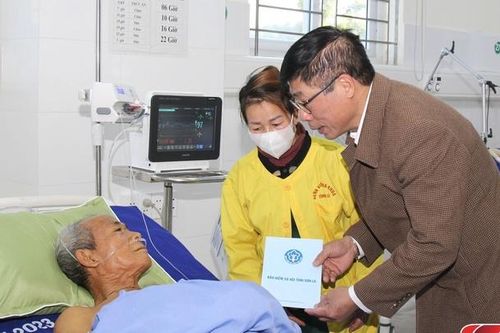 Bảo hiểm xã hội tỉnh tặng quà Tết cho bệnh nhân có hoàn cảnh khó khăn