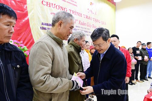 Chủ tịch UBND tỉnh Nguyễn Văn Sơn dự trao quà 'Tết nhân ái' tại Sơn Dương và thành phố Tuyên Quang